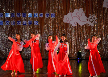 文山农业学校2023年普通中专收往届生吗